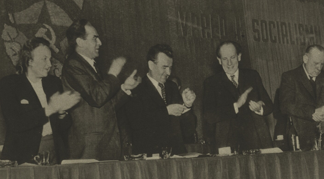 Marie Švermová (zcela vlevo) na tribuně ÚV KSČ roku 1948. Zdroj: Wikipedie