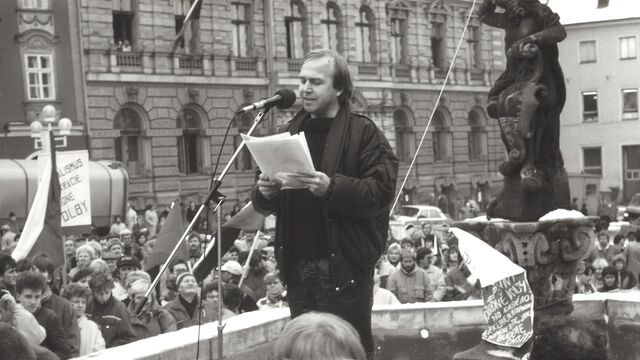 Pavel Marek hovoří na náměstí v Chebu. Zdroj: Muzeum Cheb