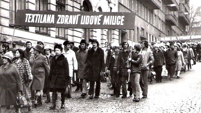 Průvod na 1. máje, 1980. Zdroj: archiv Vlastimily Bergmanové