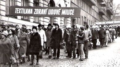 Průvod na 1. máje, 1980. Zdroj: archiv Vlastimily Bergmanové