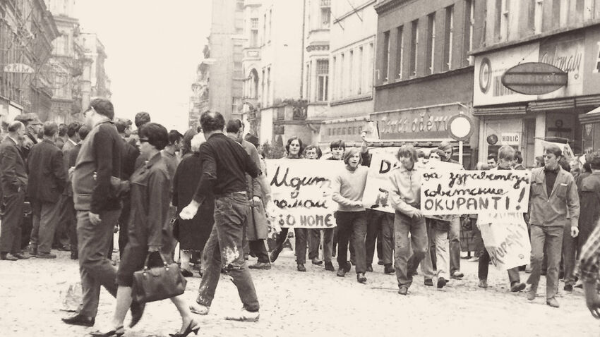 Demonstrace proti sovětské okupaci v Karlových Varech v srpnu 1968. Foto: Paměť národa