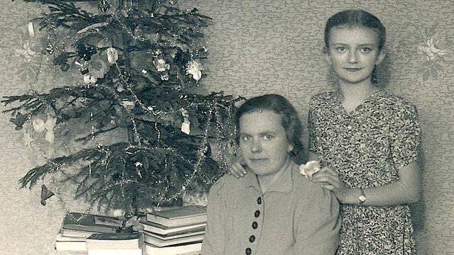 Marie s maminkou Marií Ajšmanovou roku 1942, o prvních Vánocích po otcově popravě. Otec Václav Ajšman byl popraven za ukrývání odbojáře Václava Morávka. Zdroj: archiv pamětnice