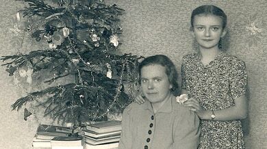 Marie s maminkou Marií Ajšmanovou roku 1942, o prvních Vánocích po otcově popravě. Otec Václav Ajšman byl popraven za ukrývání odbojáře Václava Morávka. Zdroj: archiv pamětnice