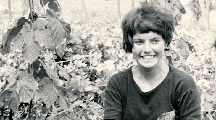Jana Weinerová, později provdaná Šmídová, na snímku z chmelové brigády roku 1964. 