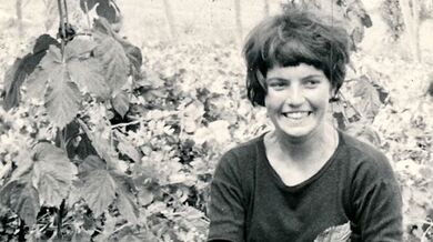 Jana Weinerová, později provdaná Šmídová, na snímku z chmelové brigády roku 1964. 