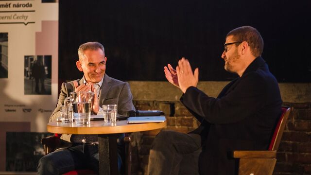 Autoři podcastu Paměti národa Jan Dobrovský a Jindřich Šídlo při vystoupení v Liberci. Foto: Anna Provazníková 