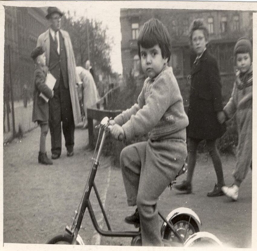 31. 7. 1951. Slánského padesáté narozeniny. Slavilo se okázale, ale z Moskvy gratulace nepřišla. Zato delegace Svazu mládeže přinesla „vřelý pozdrav a pionýrský šátek“, dobovým jazykem ČTK řečeno. Do Slánského zatčení zbývalo něco přes čtvrt roku. Nalevo tehdejší předseda ČSM, budoucí reformní osmašedesátník Zdeněk Hejzlar. I jeho stranickou kariéru nejprve ale zlikvidoval pád Rudolfa Slánského. Zdroj: ČTK