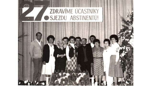 Sjezd abstinentů na protialkoholním oddělení v psychiatrické léčebně Dobřany, 1984. Zdroj: archiv Heleny Škopkové