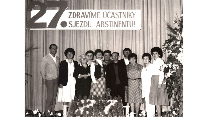 Sjezd abstinentů na protialkoholním oddělení v psychiatrické léčebně Dobřany, 1984. Zdroj: archiv Heleny Škopkové