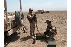 Příprava munice při výcviku na základně Shank, Afghánistán, 2008/2009<br /> 
