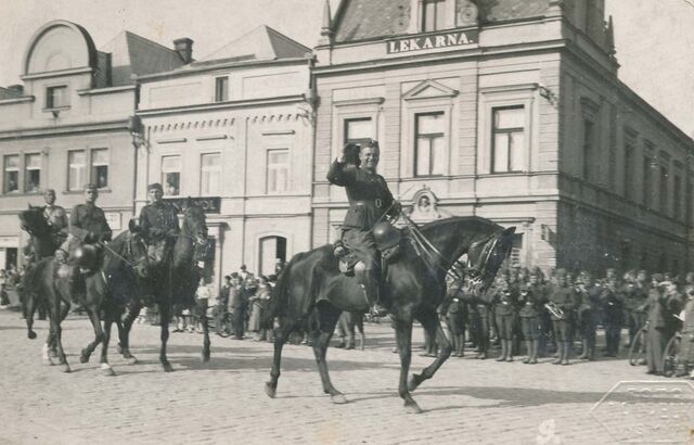Vysoké Mýto bývalo posádkovým městem dávno před příchodem sovětských okupantů. Na snímku plukovník Jan Ropek v čele pluku při přehlídce na přelomu 20. a 30. let. Zdroj: archiv pamětníka Ivana Ropka