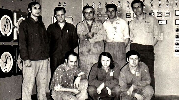 Zaměstnanci MAPE v areálu úpravny v době normalizace. Zdroj: Paměť národa