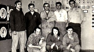 Zaměstnanci MAPE v areálu úpravny v době normalizace. Zdroj: Paměť národa