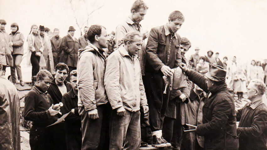 Jiří Lukšíček a jeho kamarád z jáchymovských lágrů Jiří Bláha na stupni vítězů (vlevo) při závodu při Závodu tří řek v roce 1965. Foto: Paměť národa