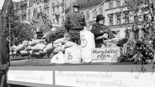 Oslavy 1. máje 1948 na Václavském náměstí v Praze. Alegorický vůz ironizující Marshallův plán, „Marschalův plán made in USA, pozor!“ Zdroj: Česká televize