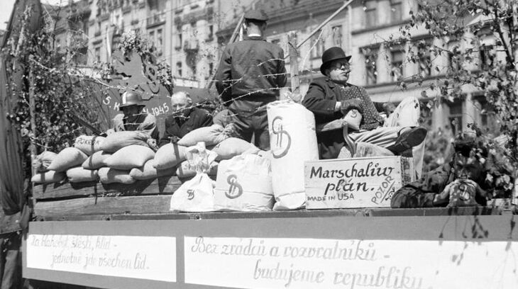 Oslavy 1. máje 1948 na Václavském náměstí v Praze. Alegorický vůz ironizující Marshallův plán, „Marschalův plán made in USA, pozor!“ Zdroj: Česká televize