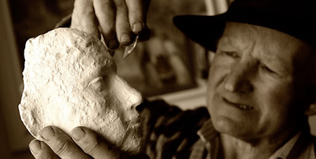 Jiří Vydra s jednou ze svých plastik. Zdroj: www.jirivydra.cz