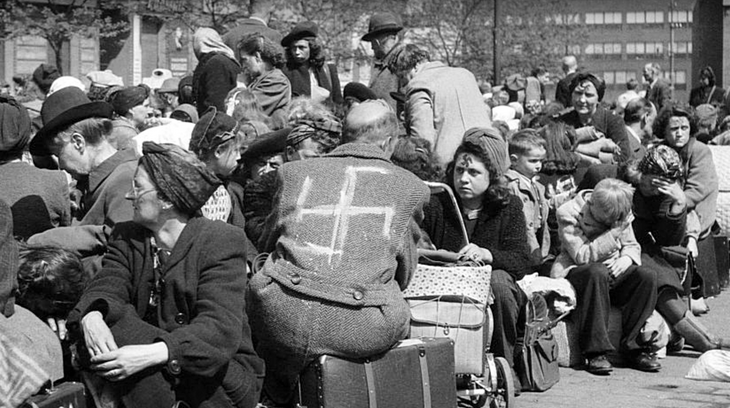 Němečtí občané se zavazadly čekají na Strossmayerově náměstí v Praze na odjezd z Československa (květen 1945). Foto: ČTK