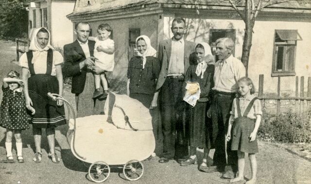 Fotografie rodiny Jarošovy. Zleva sestřenice Zdenka Politzerová, matka Marie Jarošová, rozená Cudráková, otec Ondřej Jaroš, malé dítě v náručí je Agnesa Krajíčková, v kočárku sestra Libuše Krajíčková, rodiče matky – manželé Cudrákovi, manželé Čagalovi ze Slovenska s nejmladší dcerou Anežkou, 1946