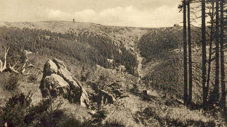 Králický Sněžník s Lichtenštejnskou chatou, historická pohlednice. Zdroj: archiv pamětnice