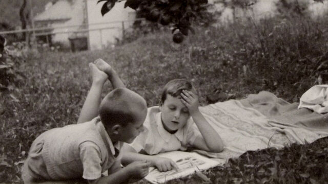 Zvídaví bratři – Jan a mladší Václav na zahradě rodinného domu. Zdroj: Paměť národa