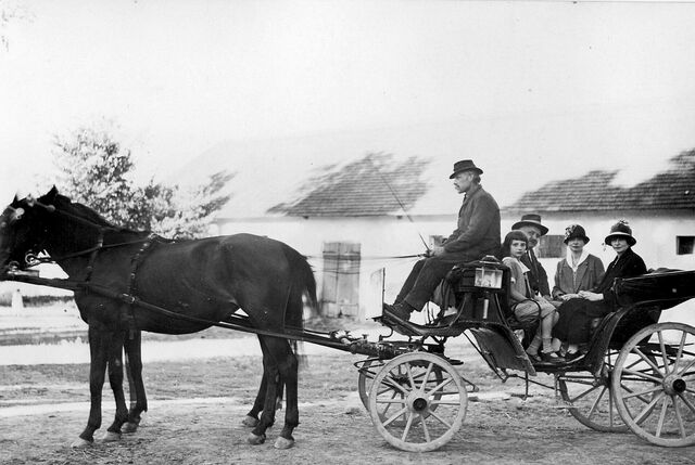 ​ Učitelská rodina Sedláčků v Dombokách na Podkarpatské Rusi. Zdroj: archiv pamětníka Zbyňka Pišťáka, Paměť národa  ​