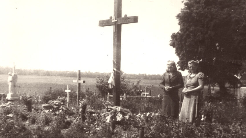 Antonie Kechrtová u hrobu zavražděných v Českém Malíně.