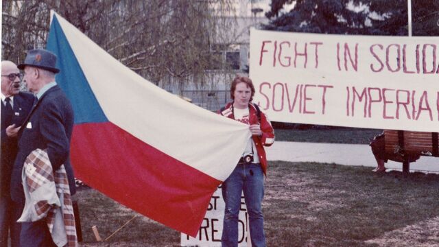 Československá vlajka na demonstraci v Kanadě v roce 1981 v době stanného práva v Polsku. Zdroj: archiv Jaroslava Čapka