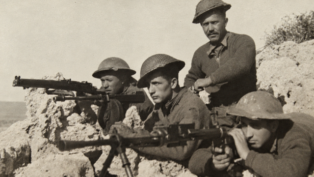 Čechoslováci na pozicích u Tobruku, 1941. Uprostřed František Vavrečka. V popředí kořistní italský kulomet Breda vz. 30. Sbírka Františka Vavrečky.