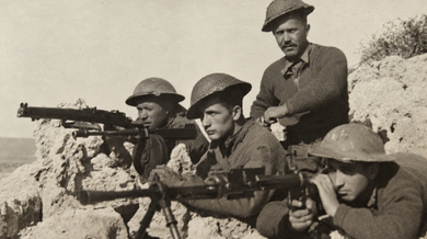 Čechoslováci na pozicích u Tobruku, 1941. Uprostřed František Vavrečka. V popředí kořistní italský kulomet Breda vz. 30. Sbírka Františka Vavrečky.
