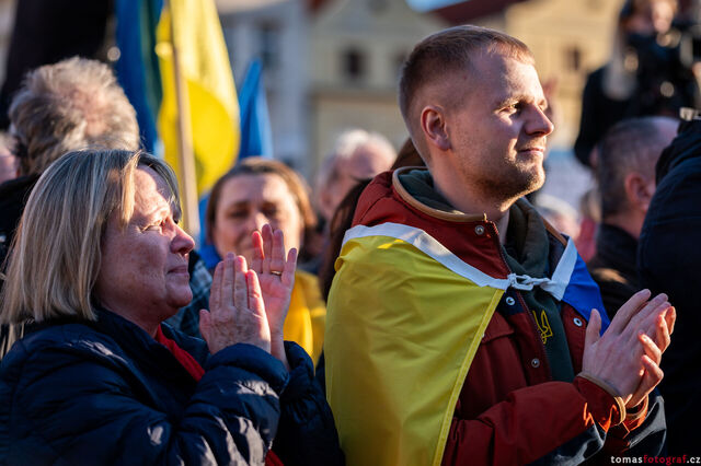 Záběr ze shromáždění Společně pro Ukrajinu 2024 na Staroměstském náměstí v Praze. Zdroj: Paměť národa