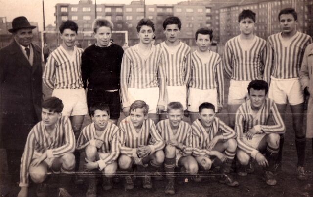 Antonín Panenka (druhý zprava dole) v dorosteneckém mužstvu Bohemians. Zdroj: Archiv pamětníka