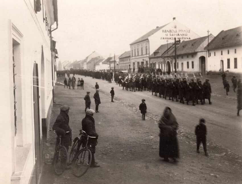 Vojenský pohřeb Antonína Poláška. Zdroj: archiv pamětnice