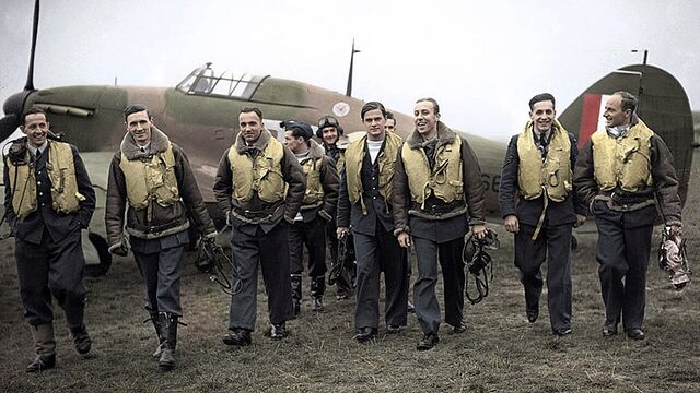 Piloti polské 303. perutě za Bitvy o Británii, podzim 1940 (autor neznámý, volné dílo, zdroj: Polish Institute and Sikorski Museum London)