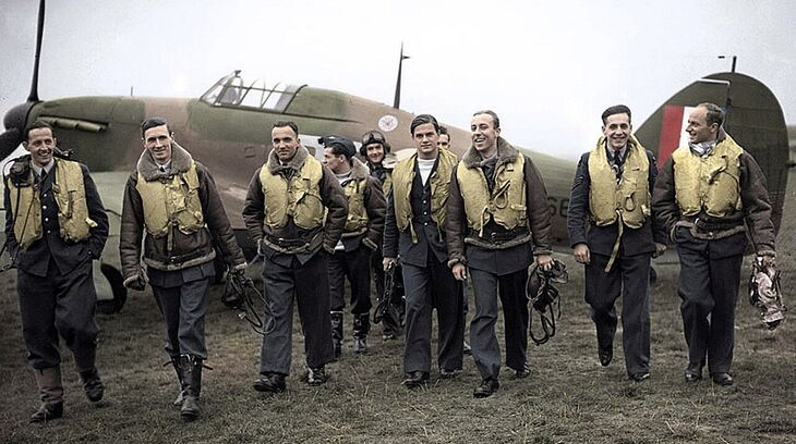 Piloti polské 303. perutě za Bitvy o Británii, podzim 1940 (autor neznámý, volné dílo, zdroj: Polish Institute and Sikorski Museum London)