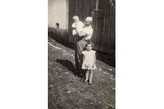 Pamětnice s tatínkem a bratrem, 1939<br /> 