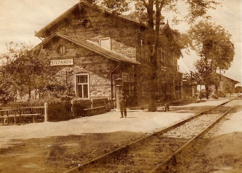 Antonín Polášek jako výpravčí ve Štěpánově. 20. léta 20. století. Zdroj: archiv pamětnice