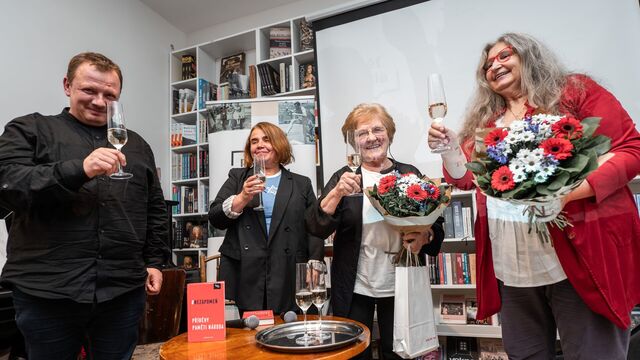 Křest knihy #Nezapomeň. Zleva: ředitel Paměti národa Mikuláš Kroupa, odpovědná redaktorka knihy Irena Tatíčková, Hana Lamková a Dáša Vokatá. Foto: Tomáš Cindr