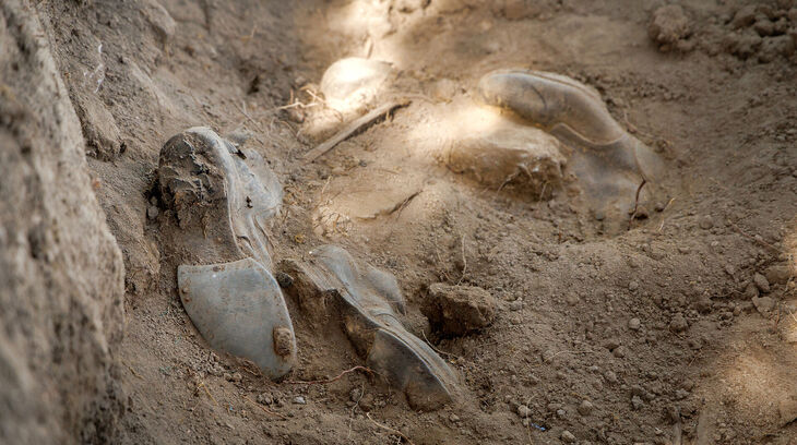 Archeologický výzkum – pozůstatky mrtvých v hromadném hrobě, zdroj: Paměť národa