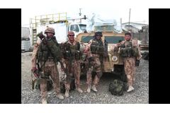 Posádka obrněného hlídkovacího vozidla Hummer. Pavel Pandolarovský druhý zleva, Afghánistán 2008/2009<br /> 