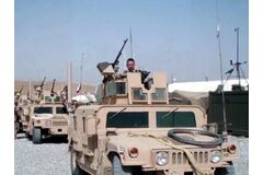 Obrněná vozidla Hummer, základna Forward operating base (FOB), přibližně devadesát kilometrů jižně od Kábulu, Afghánistán, 2008/2009<br /> 