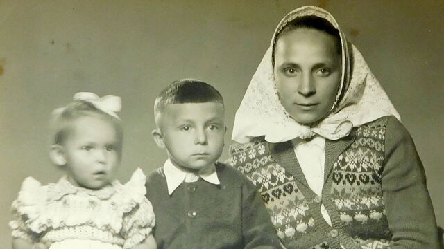 Františka Trojáková se svými dětmi