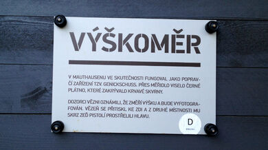 Výškoměr z výstavy Paměti národa z roku 2012, která v kulisách koncentračního tábora na Karlově náměstí připomínala 70. výročí atentátu na Heydricha