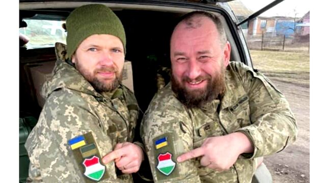 Viktor Troski a Fedir Sandor, bývalý voják a současný ukrajinský velvyslanec v Maďarsku, přijímají pomoc od maďarských dobrovolníků, 2022. Zdroj: osobní archiv Viktora Troski.