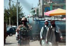 Ulice v některém z měst provincie Logar, Afghánistán, 2008/2009<br /> 