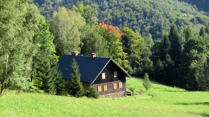 Jediný dům, který stojí v bývalé osadě Starý Kopec (něm. Altenberg). Foto: Paměť národa/Vít Lucuk