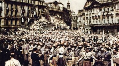 Zaplněné Staroměstské náměstí 17. května 1945, kdy se na něm konala slavnostní přehlídka 1. československého armádního sboru v SSSR. Foto: Zeny-bojujici.cz