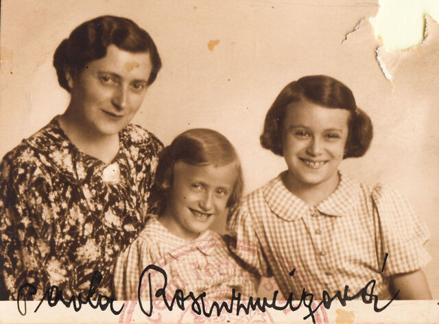 Věra Idan (vpravo) maminkou a sestrou Marianou, 1939, pasová fotografie