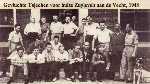 Uprchlíci z Československa po únoru 1948 v Nizozemsku před zámkem Zuylevelt. Zdeněk Dittrich v horní řadě pátý zleva na fotografii v nizozemských novinách. Zdroj: Paměť národa/archív Zdeňka Dittricha