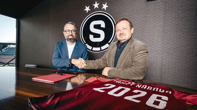 Generální ředitel AC Sparta Praha David Křivda a ředitel Post Bellum Mikuláš Kroupa po podpisu memoranda o spolupráci.